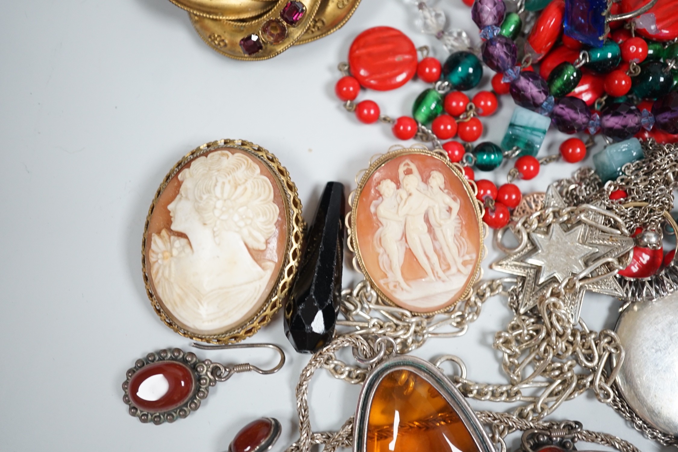 A George V silver mounted capstan inkwell, diameter 13.9cm, a later smaller inkwell and assorted jewellery including a Victorian pinchbeck scroll brooch and costume.